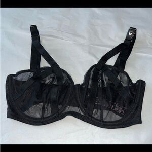 Victoria’s Secret Bra (32DD)!